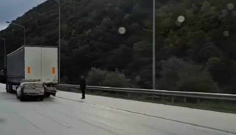 Ηγουμενίτσα:-Αγροτικό-«καρφώθηκε»-πάνω-σε-φορτηγό