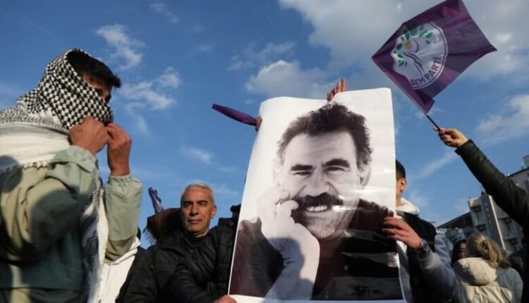 Τουρκία:-Κοινοβουλευτική-αντιπροσωπεία-συναντήθηκε-με-τον-φυλακισμένο-ηγέτη-του-pkk-Αμπντουλάχ-Οτσαλάν