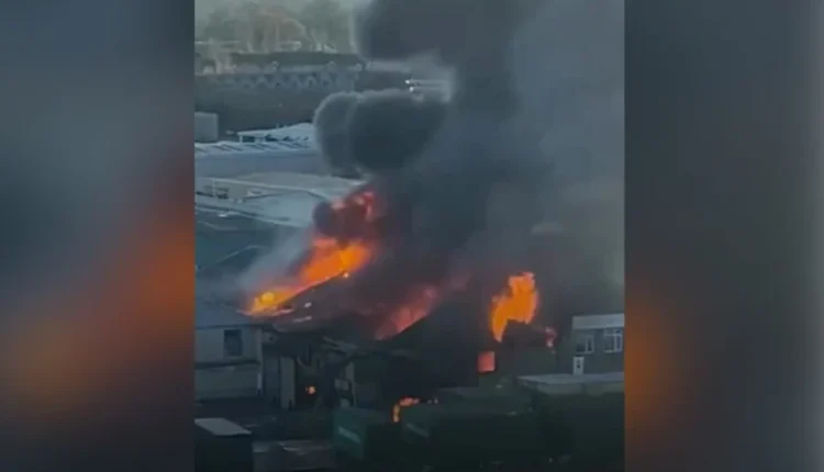 Μεγάλη-φωτιά-σε-αποθήκη-με-πυροτεχνήματα-στο-Λονδίνο