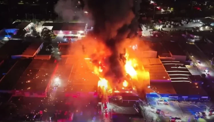 Αυστραλία:-Δεξαμενή-χημικών-εκτοξεύεται-στον-αέρα-μετά-από-πυρκαγιά-σε-εγκατάσταση-αποβλήτων