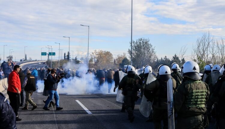 Αγροτικά-μπλόκα:-Με-επεισόδια-η-κάθοδος-των-τρακτέρ-στους-δρόμους