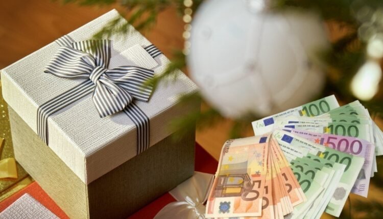 Δώρο-Χριστουγέννων:-Πώς-υπολογίζεται-και-μέχρι-πότε-πρέπει-να-το-λάβουν-οι-εργαζόμενοι