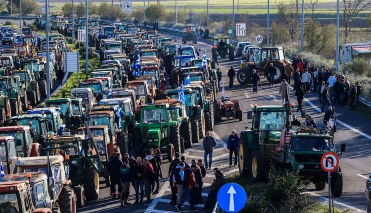 Αγροτικές-κινητοποιήσεις:-Κλειστή-η-ΕΟ.-Αθηνών-Θεσσαλονίκης-στη-Νίκαια-–-Αποκλεισμένος-ο-Ε65
