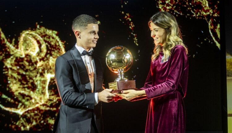 Ολυμπιακός:-Ο-Χρήστος-Μουζακίτης-παρέλαβε-το-βραβείο-golden-boy-web-2025