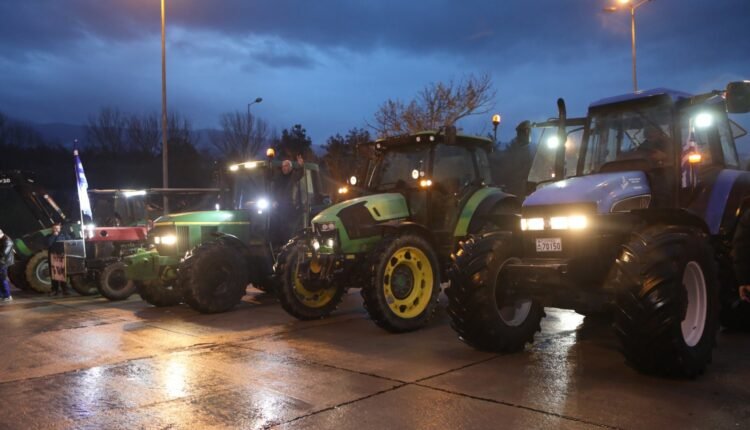 Ακλόνητοι-οι-αγρότες-στα-μπλόκα-–-Πάνω-από-5.000-τρακτέρ-στους-δρόμους