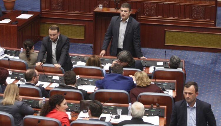 Βόρεια-Μακεδονία:-Μαζικές-παραιτήσεις-από-το-κόμμα-της-της-αξιωματικής-αντιπολίτευσης