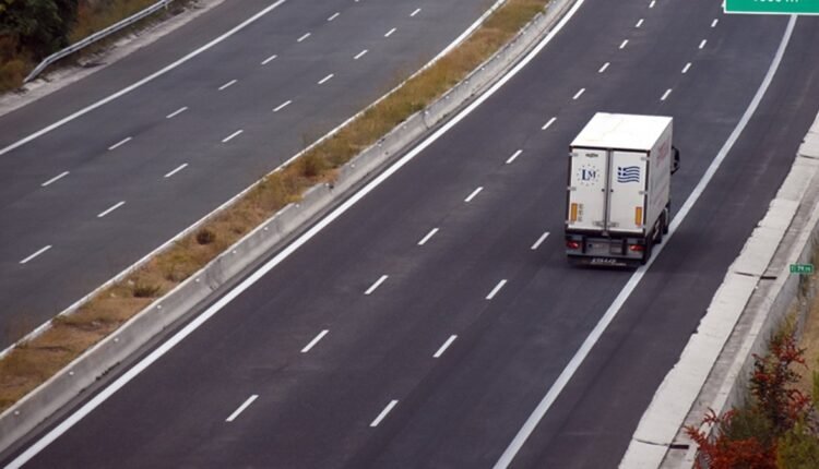 Οδηγός-φορτηγού-μπήκε-ανάποδα-στην-Αθηνών-Θεσσαλονίκης