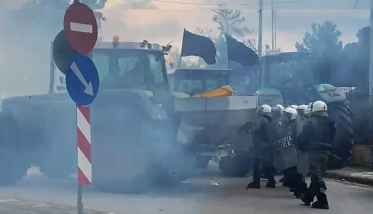 Τα-τρακτέρ-έκλεισαν-την-Αθηνών-–-Λαμίας