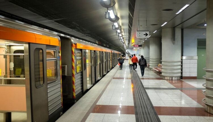 ΣΤΑΣΥ:-Τροποποιήσεις-δρομολογίων-το-Σάββατο-στο-Μετρό-με-εντολή-της-ΕΛΑΣ.