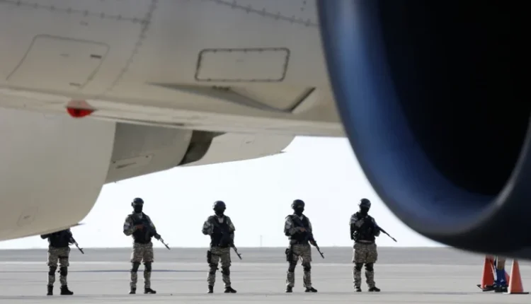 Νέα-πτήση-με-απελαθέντες-μετανάστες-από-τις-ΗΠΑ-προσγειώθηκε-στο-Καράκας-εν-μέσω-διπλωματικής-έντασης