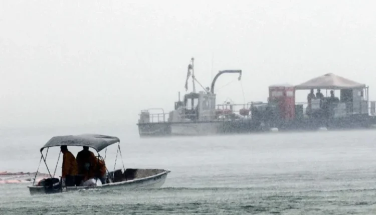 Πετρελαιοκηλίδες-στην-Ελευσίνα