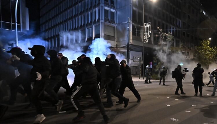 Αλέξανδρος-Γρηγορόπουλος:-ΜΑΤ-έκοψαν-την-πορεία-προς-το-μνημείο