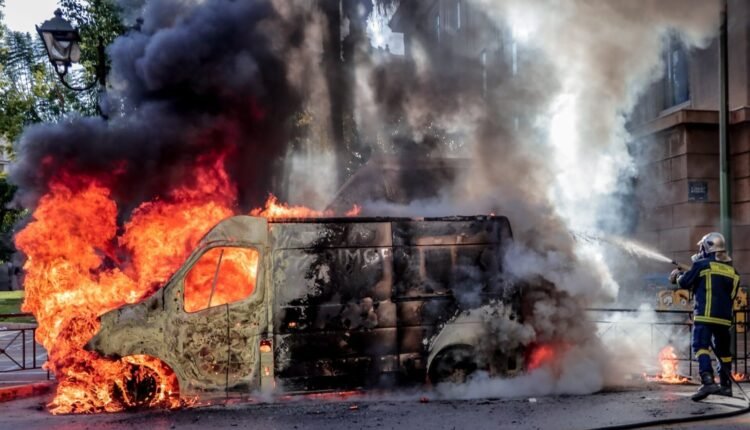 Στις-φλόγες-αυτοκίνητο-έξω-από-το-γήπεδο-Καραϊσκάκη-–-Και-σύγκρουση-οχημάτων