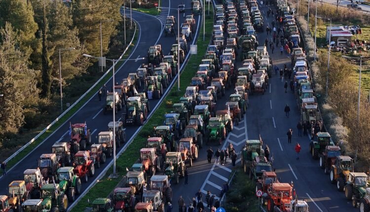 Αγρότες:-Κλιμακώνουν-τις-κινητοποιήσεις-τους-–-Νέα-μπλόκα-σε-όλη-τη-χώρα