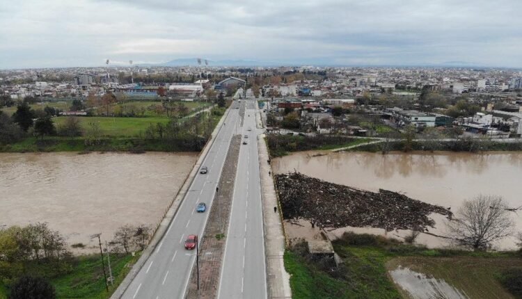 Σε-επιφυλακή-ο-Δήμος-Λαρισαίων-για-τη-στάθμη-των-νερών-του-Πηνειού