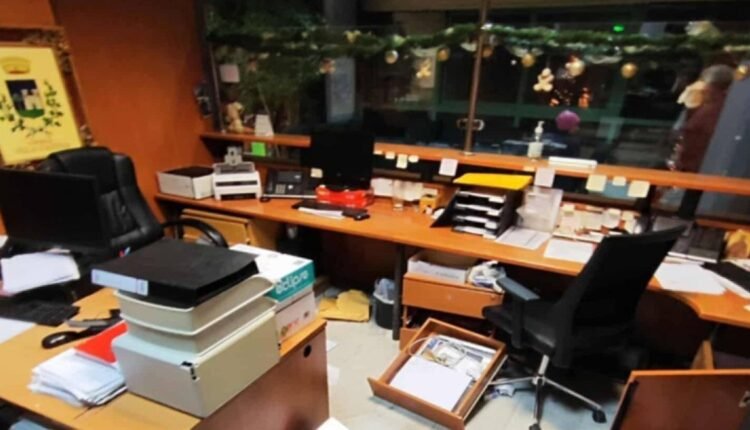 Συνέλαβαν-τον-39χρονο-που-είχε-παραβιάσει-το-Δημαρχείο-Σαρωνικού