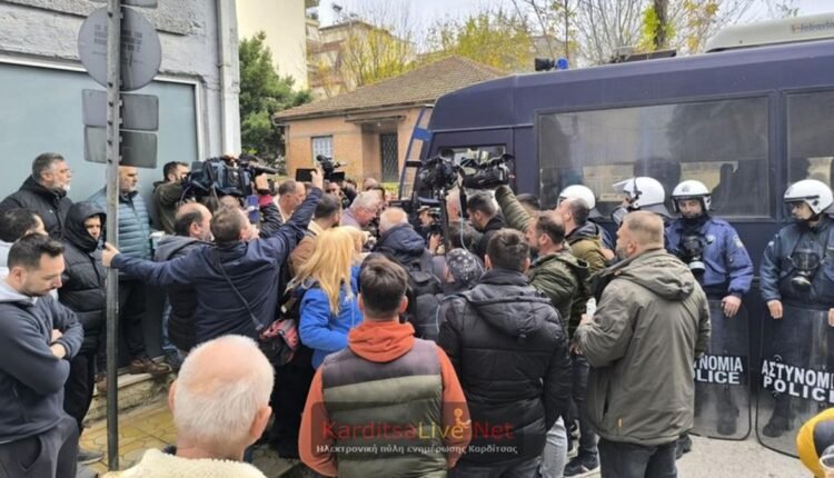 Αγρότες-με-τρακτέρ-στο-γραφείο-του-Τσιάρα-στην-Καρδίτσα