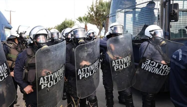 Στην-Κρήτη-πηγαίνουν-διμοιρίες-από-την-Αθήνα-για-αγρότες-και-«crown-iris»