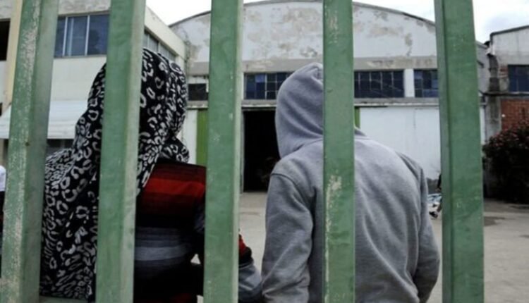 Θεσσαλονίκη:-Είχαν-κλειδώσει-σε-εργοστάσιο-παράτυπους-μετανάστες-και-τους-εκβίαζαν-ζητώντας-«λύτρα»