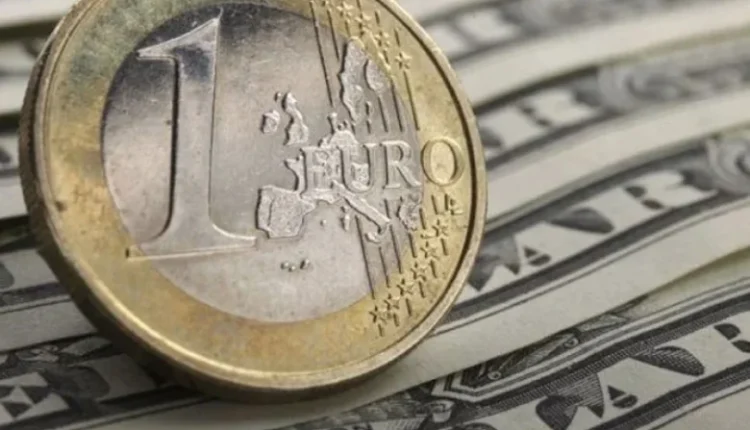 Το-ευρώ-υποχωρεί-οριακά-κατά-0,02%,-στα-1,1635-δολάρια