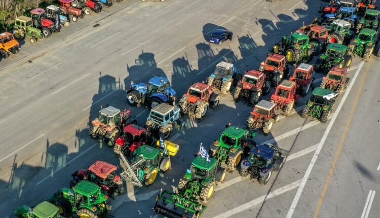 Συνεχίζουν-τις-κινητοποιήσεις-οι-αγρότες