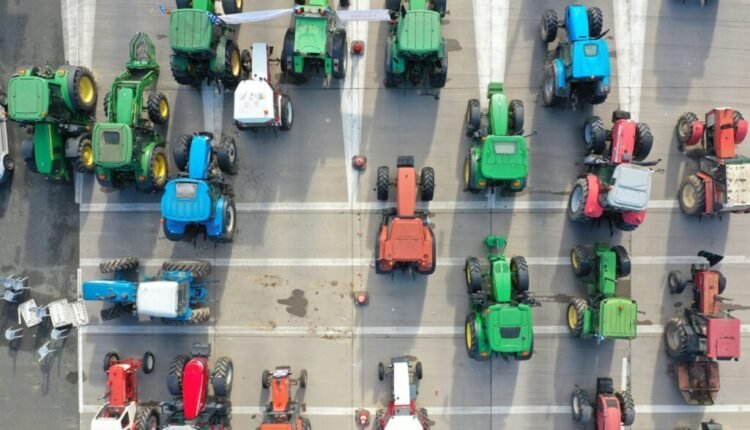 Βαρύ-κλίμα-και-τριβές-στη-ΝΔ-για-το-μέτωπο-κυβέρνησης-αγροτών-στα-μπλόκα