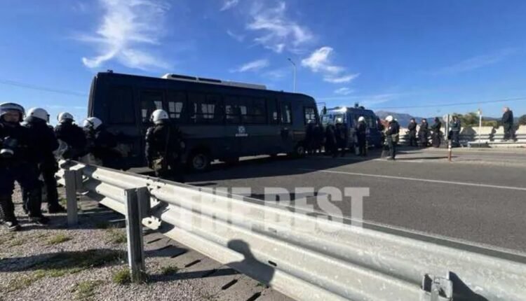 Κλούβα-των-ΜΑΤ-δεν-άφησε-ασθενοφόρα-να-περάσουν