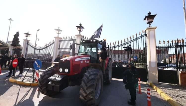 Παραμένουν-στα-μπλόκα-οι-αγρότες:-Συμβολικός-αποκλεισμός-στο-λιμάνι-Θεσσαλονίκης