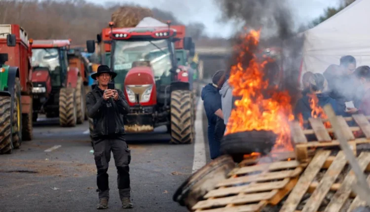 Δρόμοι-και-σιδηροδρομικός-άξονας-αποκλεισμένοι-από-οργισμένους-αγρότες-στη-Γαλλία