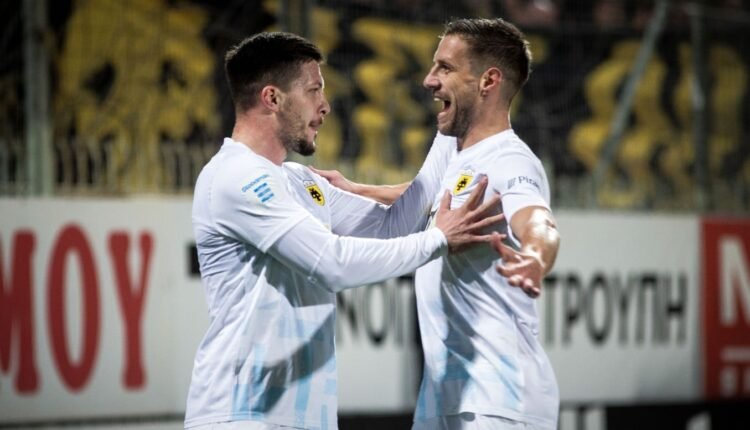 super-league:-Πέρασε-η-ΑΕΚ-από-την-Τρίπολη-και-έμεινε-στην-κορυφή